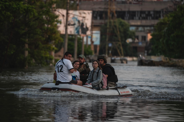 카호우카댐 붕괴로 물에 잠긴 마을 주민이 보트로 탈출하고 있다. ⓒ우크라이나 국가비상서비스 페이스북
