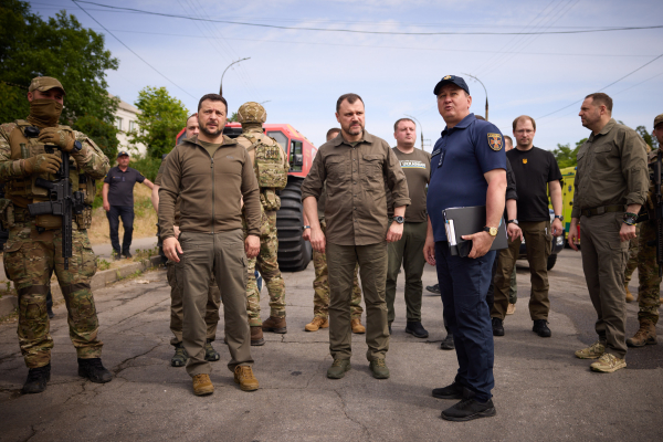 볼로미디르 젤렌스키 우크라이나 대통령은 물에 잠긴 헤르손 지역을 방문해 주민 대피와 생활 지원 방안 등을 논의했다. ⓒ우크라이나 국가비상서비스 페이스북