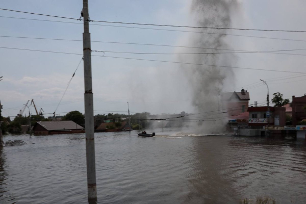 호우카 댐 붕괴로 침수된 지역에 물기중이 솟구쳐 오르고 있다. 우크라이나 국방부는 러시아군이 침수 지역을 공격했다고 비난했다. ⓒ우크라이나 국방부 트위터