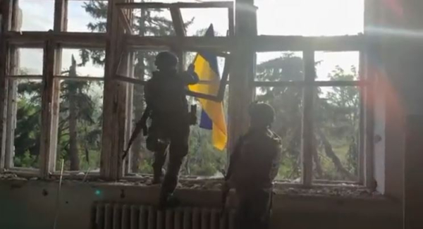대반격에 나선 우크라이나군이 도네츠크 지역 3개 마을을 탈환했다며 블라호다트네와 네스쿠치네 정착촌에서 국기를 게양하며 자축하는 영상이 소셜 미디어를 통해 공개했다.  ⓒUkraineNewsLive