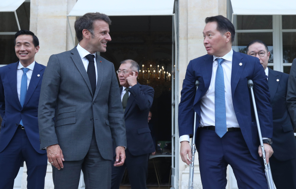 에마뉘엘 마크롱 프랑스 대통령(왼쪽)과 최태원 대한상의 회장이 환담을 하고 있다. ⓒ대한상공회의소
