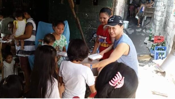 구본창씨가 2017년 필리핀 앙헬레스 지역 빈민가 아동들에게 무료 급식을 나눠주는 모습. ⓒ구본창 양육비해결하는사람들 대표