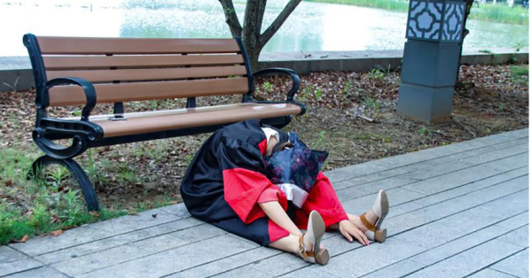 죽는 시늉을 하며 졸업사진을 찍은 중국 대학생 ⓒCNN 홈페이지 갈무리