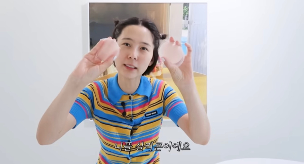 방송인 김나영은 자신의 유튜브 채널 ‘김나영의 nofilter TV’에서 평소에 속옷을 착용하지 않는다며 자신이 실제로 사용하는 니플 패치를 소개했다. 사진 = 김나영의 nofilter TV 영상 중 일부