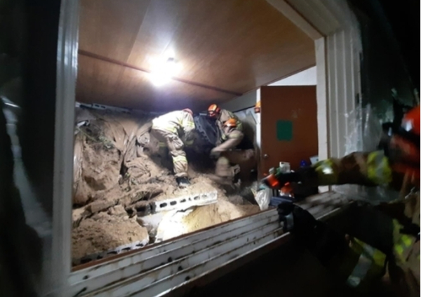 경북 영주의 산사태로 무너진 주택에서 구조대원들이 구조작업을 하고 있다. ⓒ경상북도소방본부 제공