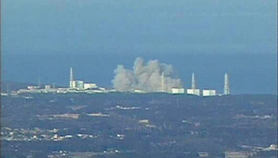 2011년 3월 일본 후쿠시마 앞바다에서 밀려 들어온 강력한 쓰나미로 후쿠시마 원전이 폭발하고 있다.  ⓒ니폰TV 화면 갈무리
