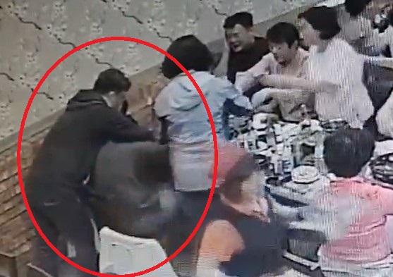 CCTV에 공개된 A더불어민주당 부천시의원이 합동 의정연수 만찬장인 전남 순천 식당에서 국민의힘 B시의원을 뒤에서 팔로 감싸고 있는 영상.