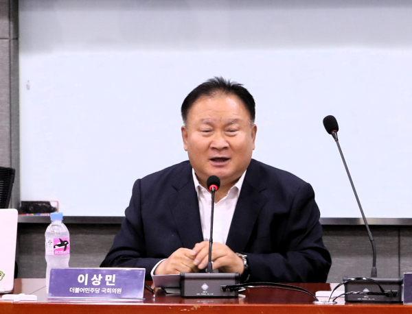 이상민 더불어민주당 의원이 5일 서울 여의도 국회에서 열린 ‘권력형 성범죄 : 안전한 민주당으로 가는 길’ 토론회에서 발언하고 있다. ⓒ박상혁 기자