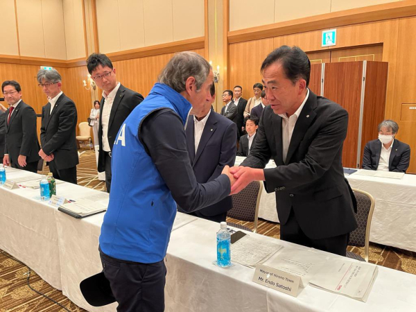 라파엘 그로시 IAEA 사무총장이 5일 후쿠시마를 방문해 시장과 어민대표들을 만나고 있다. ⓒ라파엘 그로시 트위터