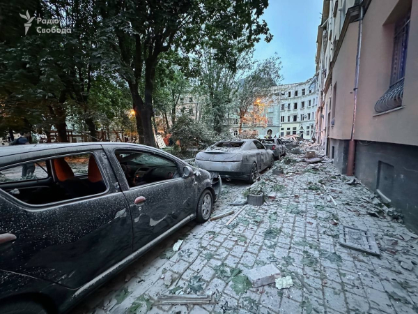 러시아군이 미사을 공격으로 주택가가 파괴됐으며 차량에 잔해가 쌓여있다. ⓒ우크라이나 국방부 트위터