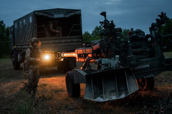 우크라이나 포병이 박격포를 옮기고 있다 ⓒ우크라이나 국방부 트위터
