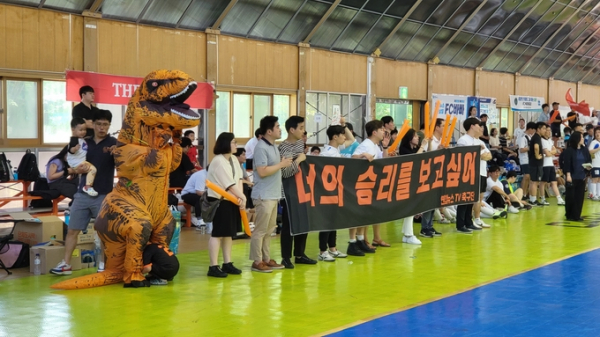 연합뉴스TV 기자들이 공룡탈을 입고 선수들을 응원하고 있다. ⓒ한국기자협회 제공