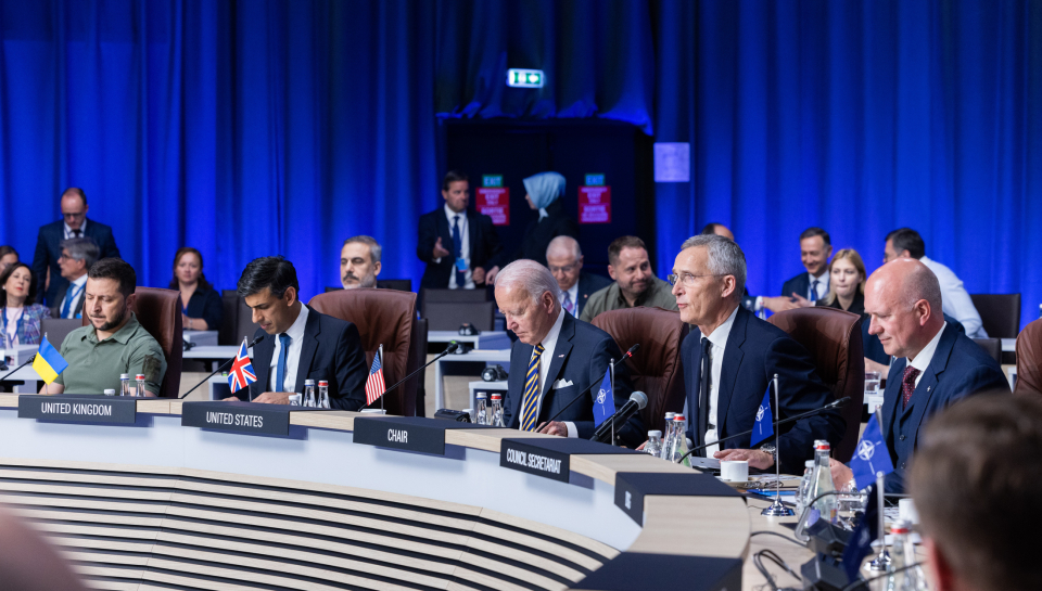 NATO 정상회의에 초청된 볼로디미르 젤렌스키 우크라이나 대통령. 옆에 리시 수낙 영국 총리, 조 바이든 미국 대통령, 스톨튼 나토 사무총장이 앉아 있다. ⓒ나토 홈페이지
