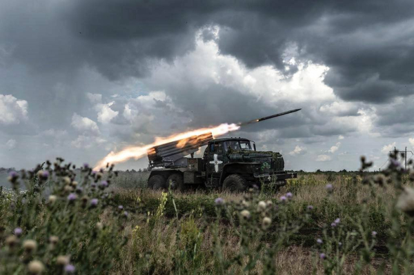 우크라이나군이 다연발로켓시스뎀을 발사하고 있다. ⓒ우크라이나 국방부 트위터
