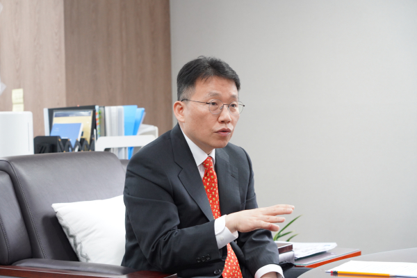 지난 18일 서울 종로구 아동권리보장원에서 정익중 아동권리보장원장을 만났다. ⓒ아동권리보장원 제공