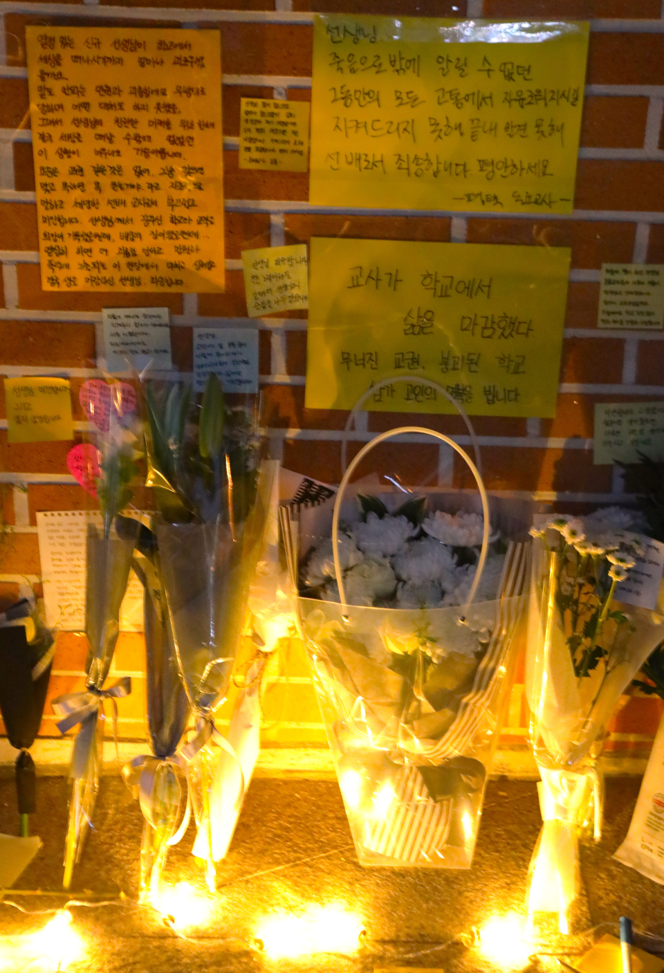20일 서울 서초구 서이초등학교에 극단 선택으로 숨진 20대 교사를 추모하는 국화가 놓여 있다. ⓒ박상혁 기자