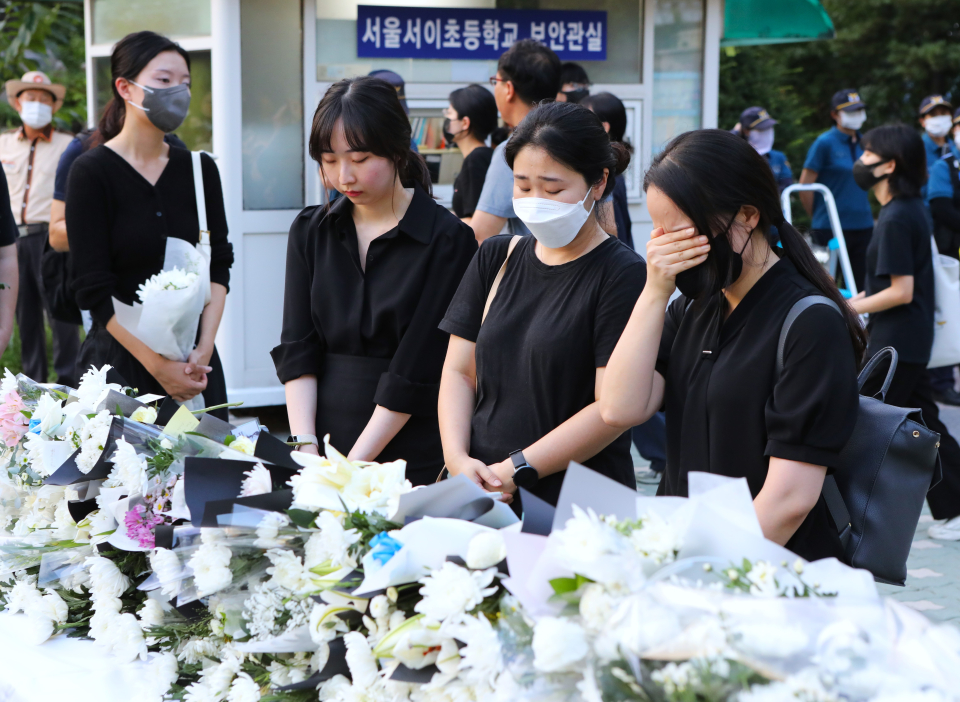 20일 서울 서초구 서이초등학교에 극단 선택으로 숨진 20대 교사를 추모하는 사람들. ⓒ박상혁 기자