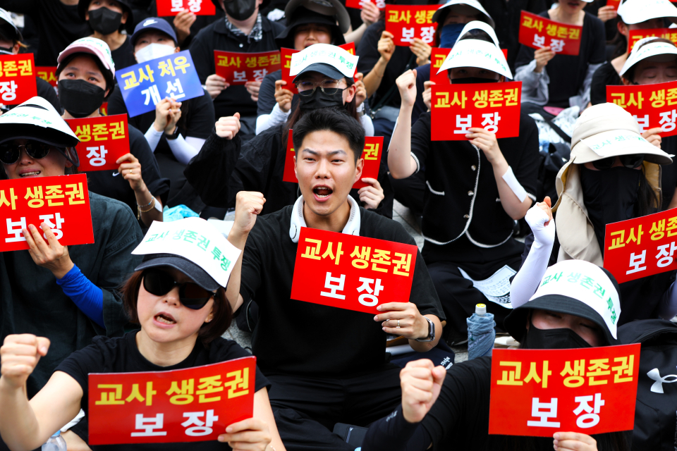 서울 서초구 서이초등학교에서 초등교사가 23세의 젊은 나이로 사망한 가운데, 전국의 교사들이 보신각 광장에 모여 숨진 교사를 추모하고 교사 인권보호 제도화를 촉구했다. ⓒ박상혁 기자
