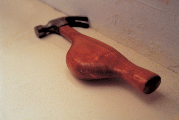 김범, ‘임신한 망치’, 1995, 목재, 철, 5 × 27 × 7cm. 개인 소장. ⓒ김범