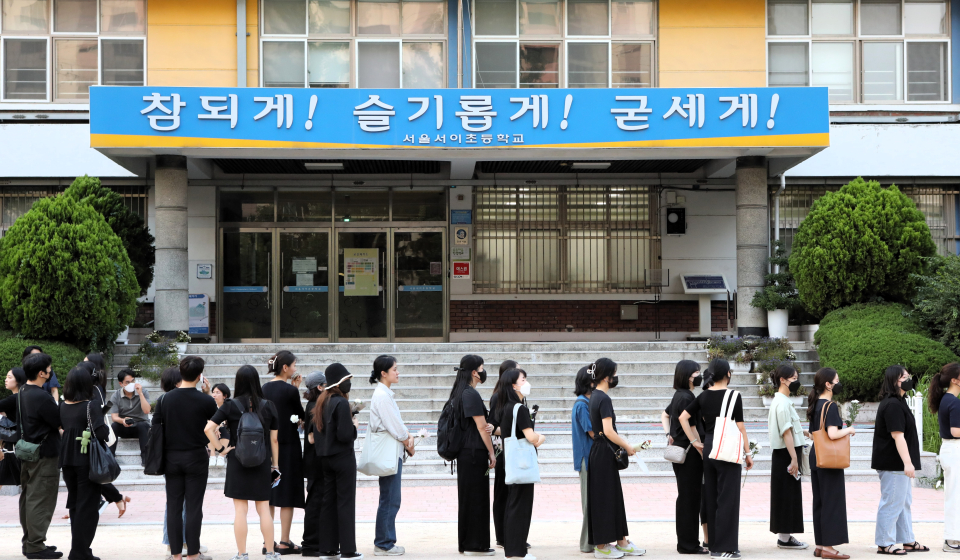 20일 서울 서초구 서이초등학교에 극단 선택으로 숨진 20대 교사를 추모하는 사람들이 줄을 지었다. ⓒ박상혁 기자