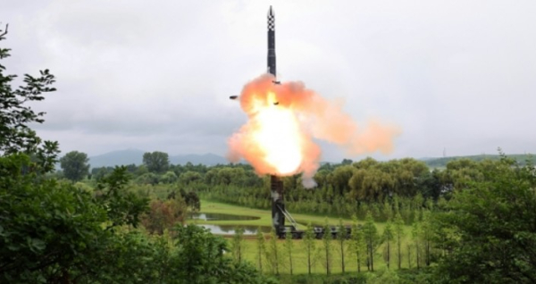 13일 북한 노동신문은 전날 발사한 탄도미사일이 4월 최초로 시험 발사한 대륙간탄도미사일(ICBM) '화성-18형'이라고 밝혔다. ⓒ노동신문 갈무리