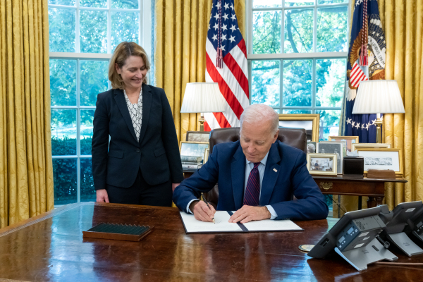 군사재판통일법(UCMJ) 개정 행정명령에 서명하는 조 바이든 미국 대통령 ⓒ조 바이든 트위터