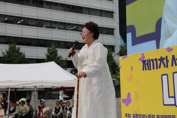 이용수 여성인권운동가이자 일본군'위안부' 피해 생존자가 지난 13일 열린 '나비문화제'에서 현장 발언하고 있다. ⓒ정의기억연대 제공
