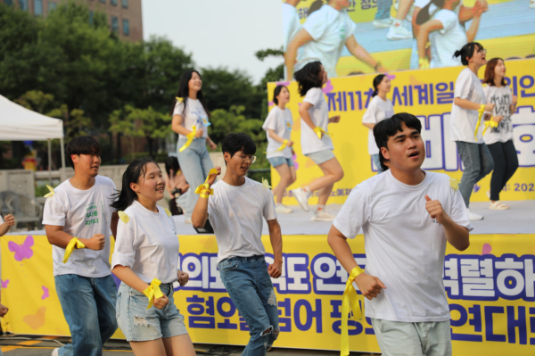 지난 13일 서울 중구 청계광장에서 열린 '나비문화제'에서 역사동아리연합이 율동 공연을 선보이고 있다. ⓒ정의기억연대 제공