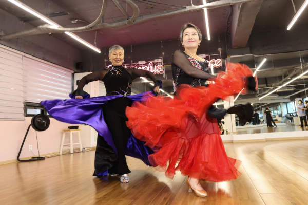 (왼쪽부터) 이향애 성북구의사회 회장, 백현욱 한국여자의사회장이 댄스스포츠 동작을 선보이고 있다. ⓒ송은지 사진작가