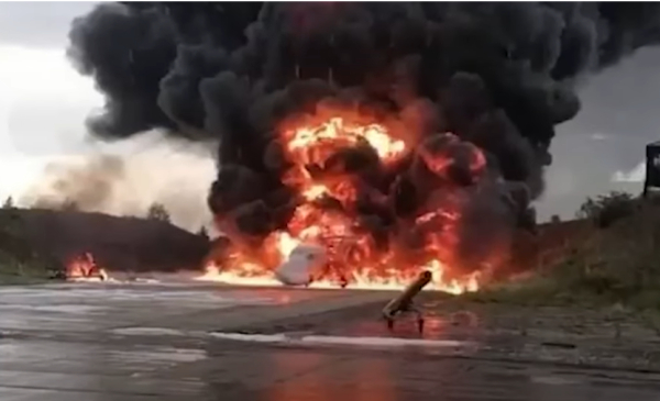 러시아 폭격기 Tu-22로 보이는 물체가 불에 타고 있다. ⓒ트위터