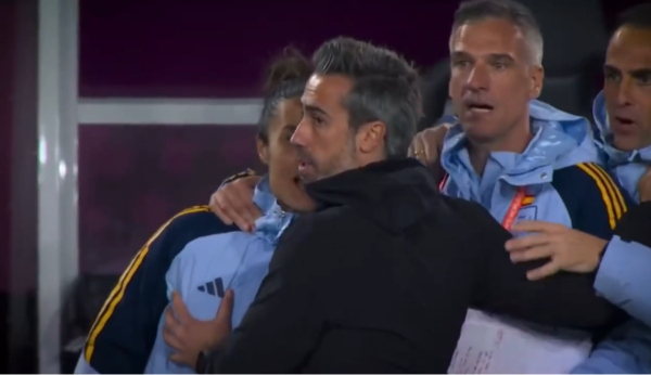 스페인 여자 월드컵 대표팀의 호르헤 빌다 감독이 결승골이 터진 뒤 여성 코치의 가슴을 만지는 장면이 중계화면에 잡혔다. ⓒ유튜브 영상 갈무리