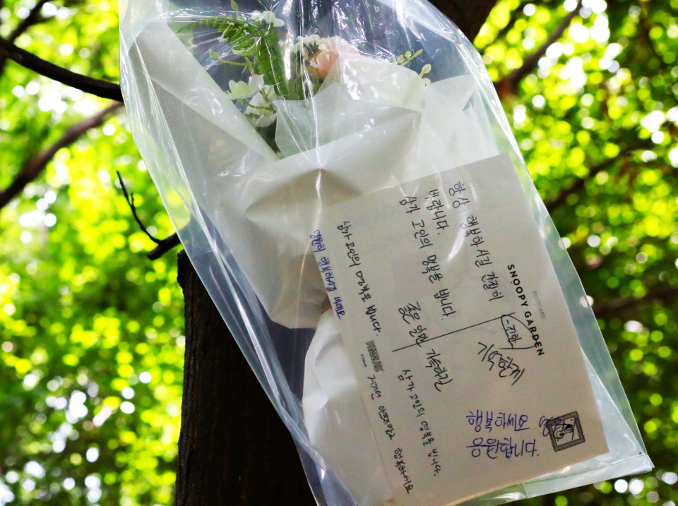 사건이 발생한 서울 관악구 신림동 생태공원 둘레길에는 사망한 피해자를 기리는 꽃과 편지가 나무에 걸려 있다. 편지에는 “항상 행복하시길 간절히 바랍니다”, “좋은 일만 가득하길”, “기억할게”, “거기선 아프지 말고 행복하세요” 등의 메시지가 담겨 있다. ⓒ박상혁 기자
