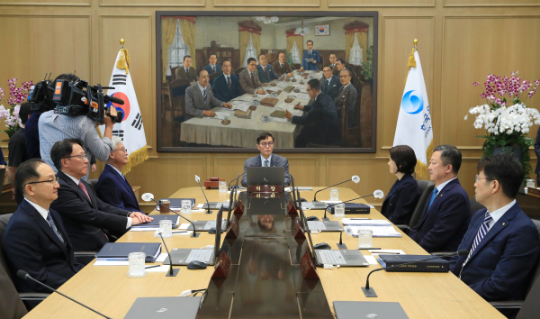 이창용 한국은행 총재가 24일 오전 서울 중구 한국은행에서 열린 금융통화위원회 본회의에서 회의를 주재하고 있다. ⓒ한국은행 제공