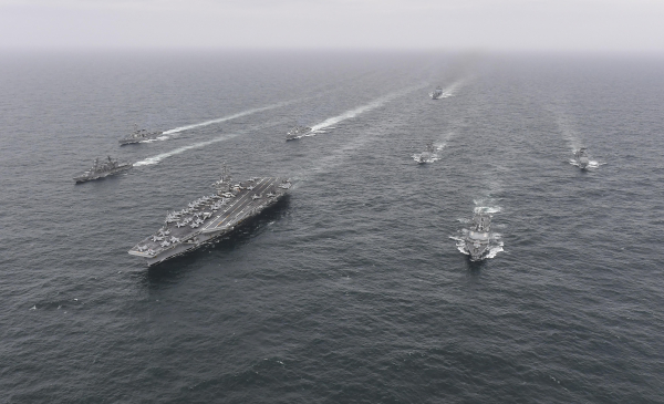 한미 해군과 일본 해상자위대 함정이 4일 제주남방 공해상에서 해상훈련을 하고 있다. 사진 앞열 우측부터 한국 해군 율곡이이함(DDG-992), 미국 해군 니미츠함(CVN-68), 일본 해상자위대 우미기리함(DD-158).  ⓒ해군 제공