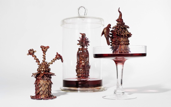 (왼쪽부터) 이피, 웅녀를비웃는머리가셋발이아홉용수철머리를가진샴삼쌍둥이웅녀, 2023, mixed media, 15x10x20cm이피, 전세계의시계공이만든시계치마를입어서사방으로뛰는여자, 2023, mixed media, 8 x 8x20cm(표본병: 20x20x40cm)이피, 쉼없이알에서새를분만중인물고기, 2023, mixed media, 20x20x35cm ⓒ아트스페이스3 제공