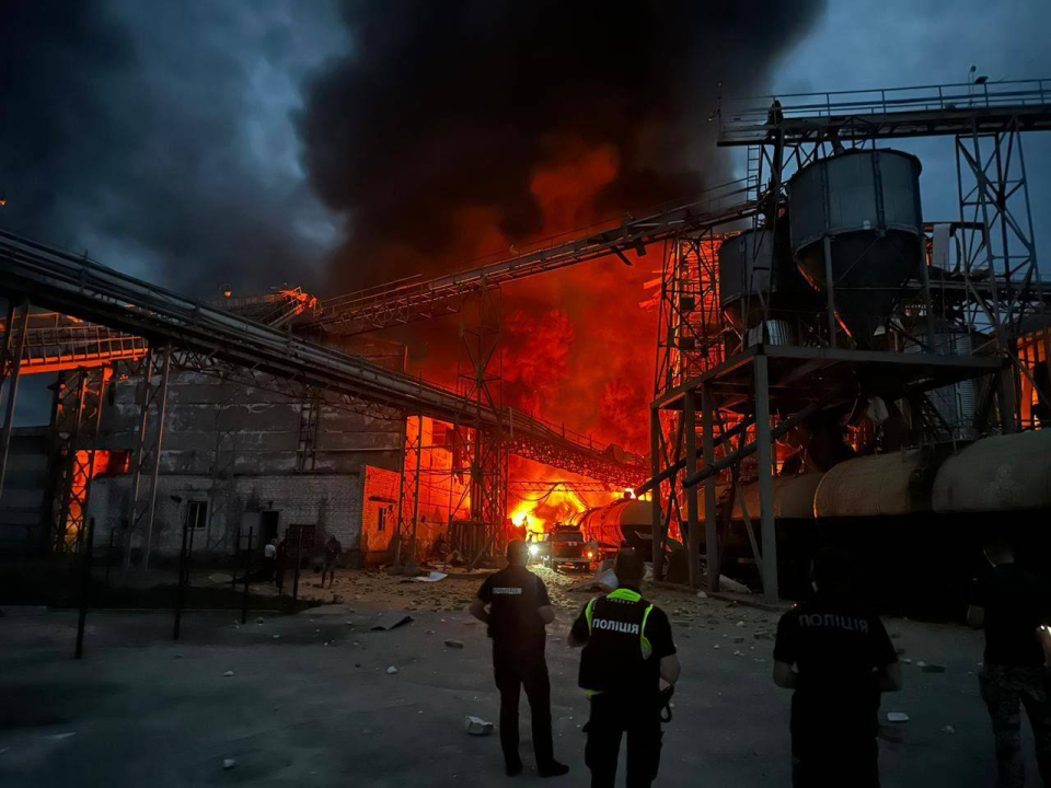 러시아군의 미사일 공격을 받은 폴타바 지역의 정유공장에 불타고 있다.  ⓒ우크라이나 국방부X나(트위터)