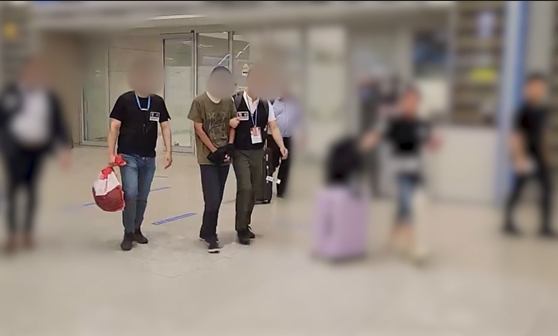 미국에서 불법 성영상물에 연예인 얼굴을 합성 배포한 30대 남성 A씨가 지난 22일 인천공항을 통해 국내로 송환되고 있다. ⓒ제주경찰청 제공