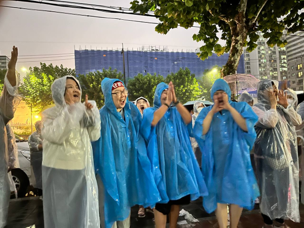 저축은행중앙회 콜센터 해고노동자들과 시민들은 비가 오는 날에도 복직 시위를 이어갔다. ⓒ이하나 제공