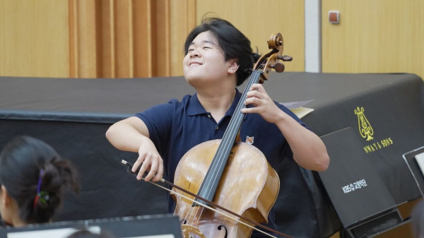 17세 젊은 거장, 첼리스트 한재민이 KBS교향악단 제793회 정기연주회를 앞두고 리허설에 임하고 있다. ⓒKBS교향악단