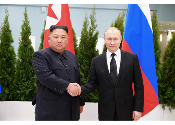김정은 북한 국무위원장과 블라디미르 푸틴 러시아 대통령이 25일 단독정상회담을 갖기에 앞서 악수한 채 기념촬영을 하고 있다. ⓒ노동신문 캡쳐