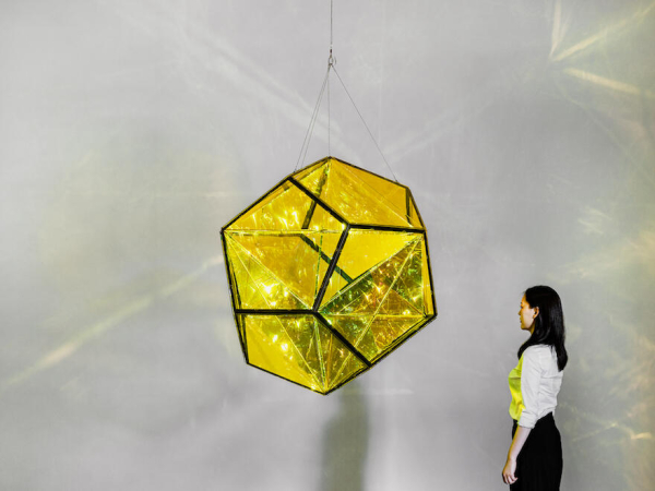 올라퍼 엘리아슨, Your polyamorous sphere, 2022, 채색 유리 (노란색, 파란색), 채색 효과 필터 유리 (녹색), 스테인리스 스틸, 채색 (검은색), LED 조명, 알루미늄, ⌀ 120cm. ⓒ작가 및 PKM 갤러리 제공