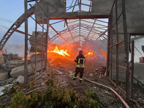 러시아의 미사일 공격을 받은 우크라이나 드니프로페트로우스키 마을의 건물이 불타고 있다.  ⓒ우크라이나 국방부X