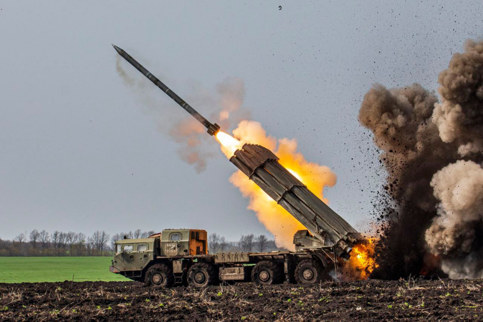 러시아군이 다연장 로켓을 발사하고 있다. ⓒ러시아 국방부 트위터