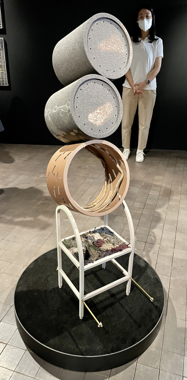 그랜드마더타워, 2017-2019, 약 131.5(H)×42(W)×65.5(D)cm, 철에 도색, 실, 알루미늄 와이어, 볼트, 가죽 조각, 바퀴. ⓒ이세아 기자