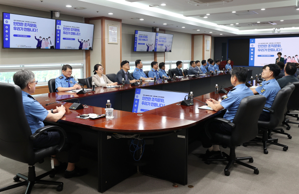 지난 8월 4일 김종욱 해양경찰청장을 비롯한 차장, 국장, 과장 등 고위 공무원이 참석해 '안전한 조직문화 우리가 만듭시다'를 주제로 성인지 감수성 교육을 받고 있다. ⓒ해양경찰청