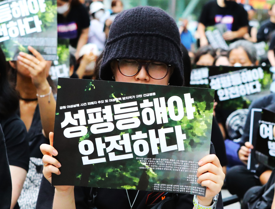 지난 8월24일 한국성폭력상담소·한국여성의전화 등 시민단체를 포함한 200여명의 시민들이 신림역 2번 출구 앞에서 여성폭력을 방치하는 국가를 규탄하는 집회를 열었다. ⓒ박상혁 기자