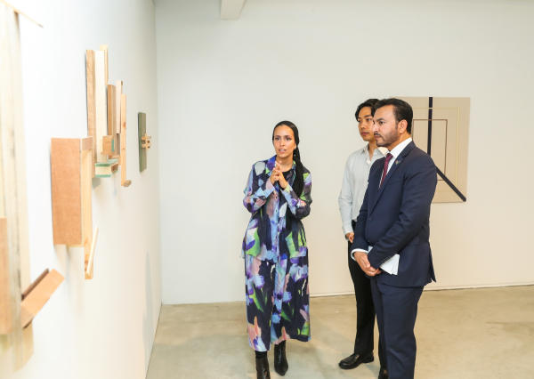 사라 알메하이리 작가, 압둘라 사이프 알 누아이미 주한 UAE 대사가 지난 4일 서울 종로구 중정갤러리에서 열린 작가 개인전 ‘Off Centered Pauses’ 오프닝에 참석했다. ⓒJJ중정갤러리 제공