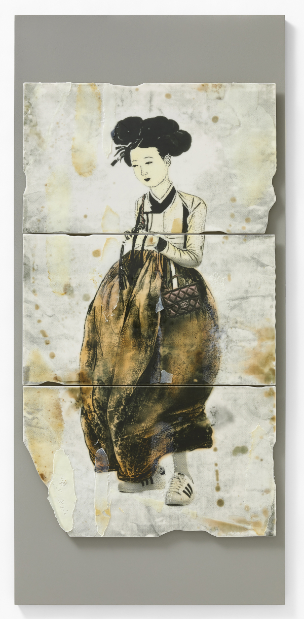 최혜숙, A Series of 21st Version of Portrait of a Beauty(Scroll) VI, 2023, Glass, kiln formed, screen printed, H139 x W63.5 x D4.5cm. ⓒ한국메세나협회 제공