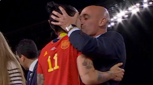 루이스 루비알레스 20일 여자월드컵 결승전 직후 시상식에서 선수들에게 키스를 해  비난을 받고 있다. ⓒ유튜브 영상 갈무리