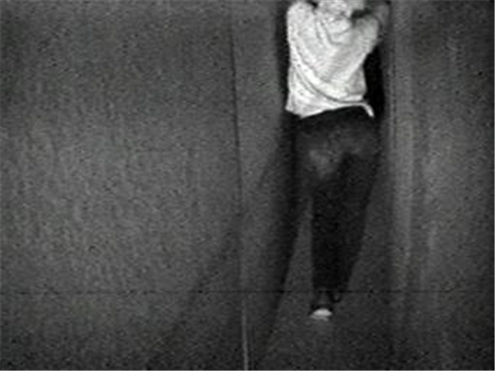 브루스 나우만, 콘트라포스토 자세로 걷기 Walk with Contrapposto, 1968, 싱글채널 비디오, 흑백, 사운드, 60분. Courtesy of Electronic Arts Intermix (EAI), New York. ⓒBruce Nauman / Artist Rights Society(ARS), New York SACK, Seoul, 2023
